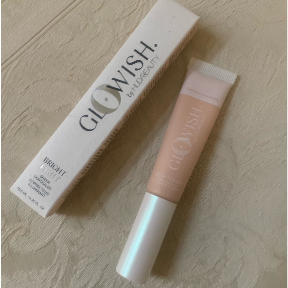 Huda Beauty Glowish Bright Light Concealer in Porcelain 00 BNIB